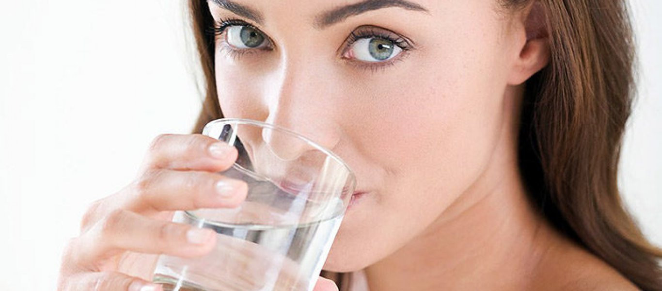 Τί θα συμβεί στο σώμα σας εάν για ένα μήνα κόψετε αναψυκτικά, καφέ, αλκοόλ και πίνετε μόνο νερό